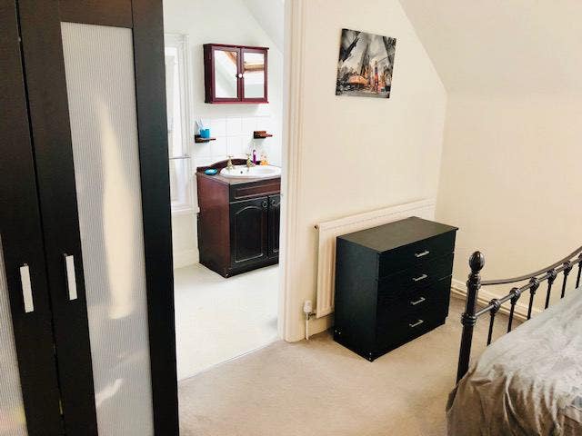 Lovely Ensuite Room in a Beautiful Victorian House Main Photo