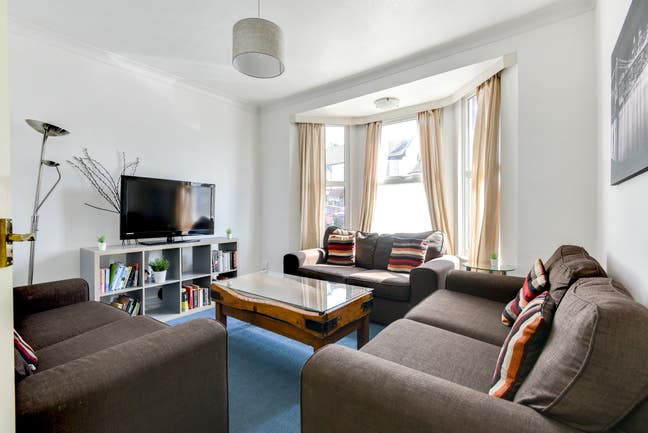 ✨ Beautiful Room in Five Ways - Bills Covered! ✨ Main Photo