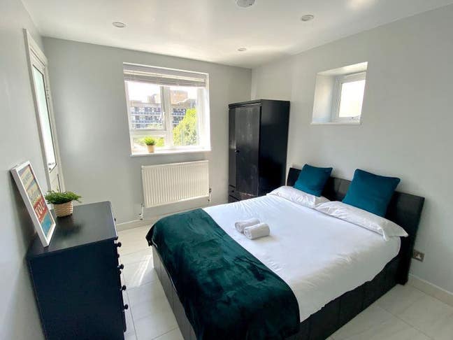 Semi- Ensuite Room in 3 Bed Flat! +Zone 1+  Main Photo