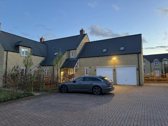 Gorgeous double room available in large home Main Photo