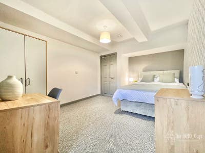 Oldham🏡 Stunning Refurb  Main Photo