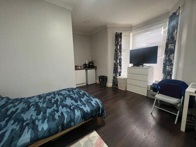 Bedsit in IG3  Main Photo