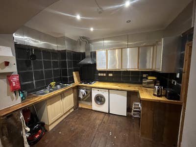 2 bed large Annex,conservatory c/yard, 2bath Main Photo