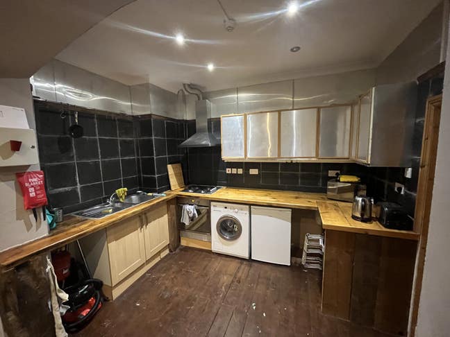 2 bed large Annex,conservatory c/yard, 2bath Main Photo