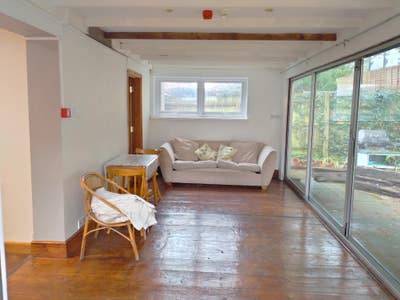 2 bed flat, 2 bath large, conservatory c/yard, bea Main Photo