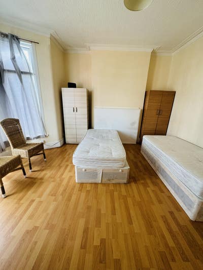 Sharing spacious double room Main Photo