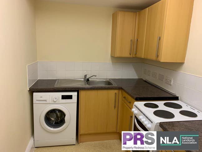 Furnished 1 bed flat in great BD8 location Main Photo