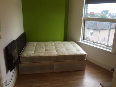 En suite room to let in leyton Main Photo
