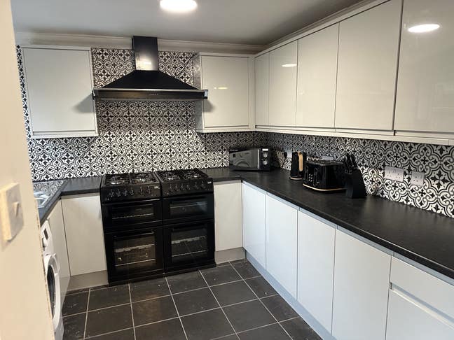 Double Room with Private Shower Room Nr Hospital. Main Photo