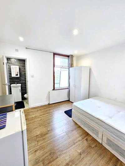 Refurbished: Cosy Double Ensuite: All Bills Inc Main Photo