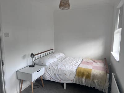 Bright double room 5 minutes from Shalford station Main Photo