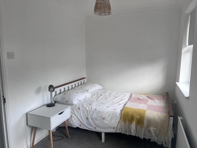 Bright double room 5 minutes from Shalford station Main Photo