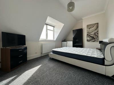 Large private room near beach and town centre Main Photo