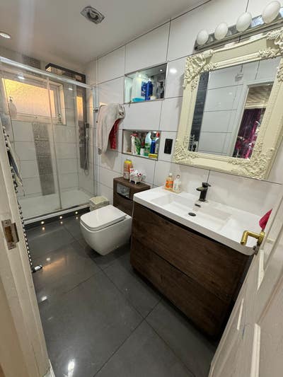 King Bedroom with attached Ensuite- Prime Location Main Photo