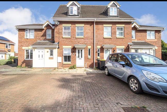 *Spacious Double Room near hospital and station* Main Photo
