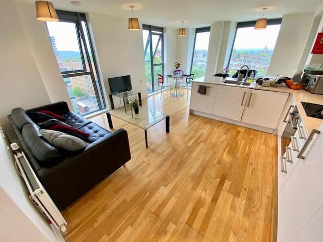 Ensuite double room - livingroom/balcony Main Photo