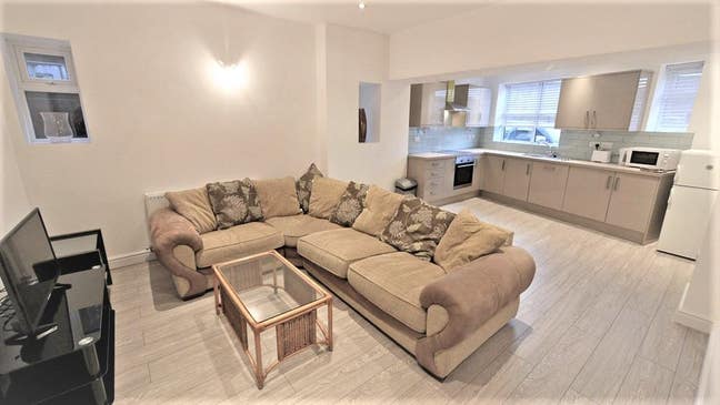 Double Room Near M60 Ashton Bills Included! Main Photo