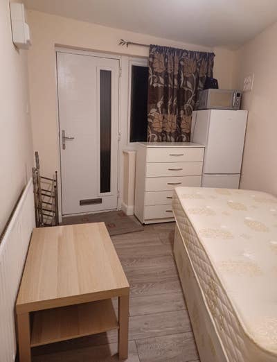 Modern studio flat/All bills included/No deposit Main Photo