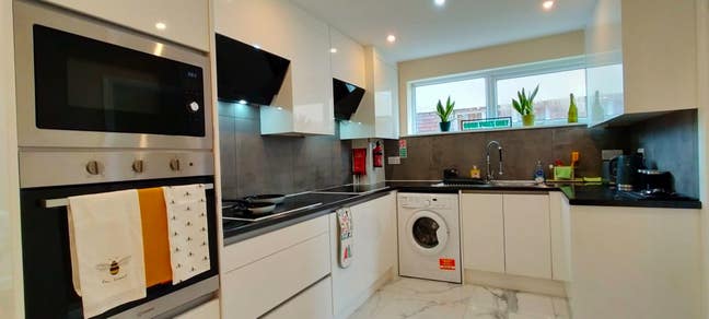 Spacious and Bright Rooms in a 5 Bedroom House Main Photo