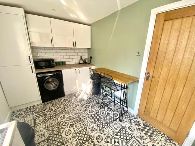 Ensuite room -5 mins from train station/centre Main Photo