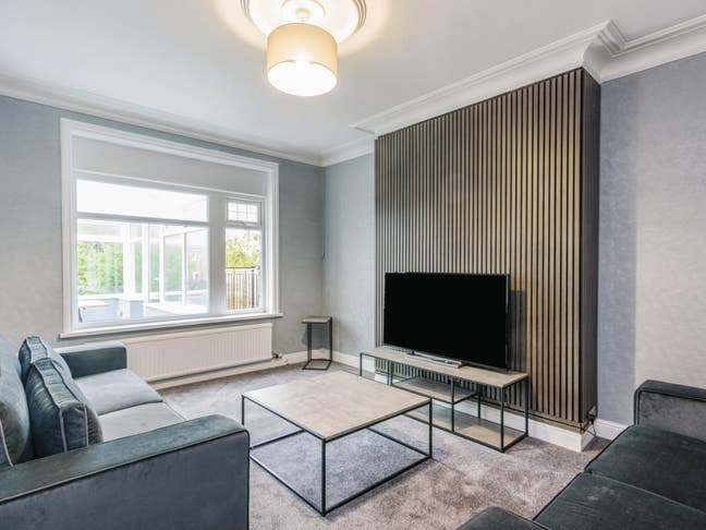 Spacious Room in Luxury House  Main Photo