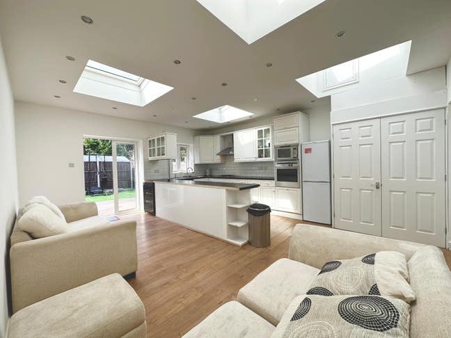 Stunning Double Next to South Wimbledon Station Main Photo