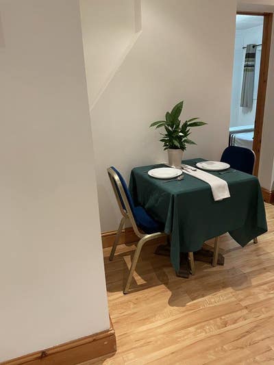 Beautiful 1 Bedroom Flat - Private Gated Entrance Main Photo