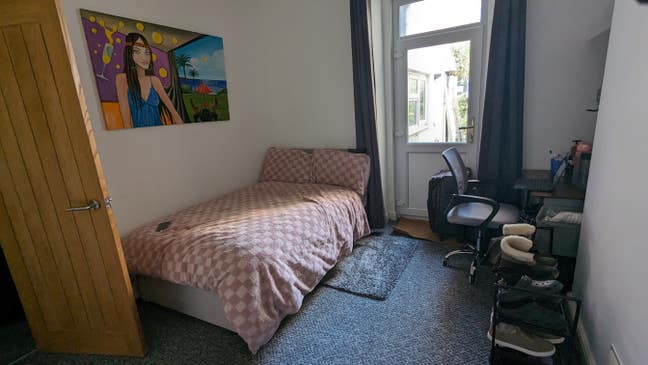 Double room, quiet house, close to city centre Main Photo