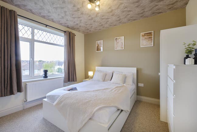 Beautiful Ensuite Bedroom in KIngswood Main Photo