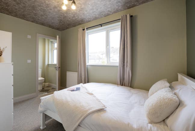 Beautiful Ensuite Bedroom in KIngswood Main Photo