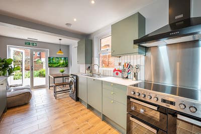 New Large Double Ensuite Town Centre Main Photo