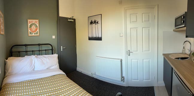 Studio Room.  Luxury Newly Renovated Ensuite Room. Main Photo