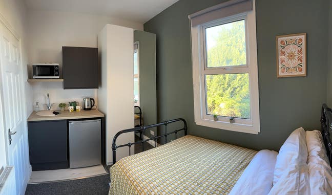 Studio Room.  Luxury Newly Renovated Ensuite Room. Main Photo