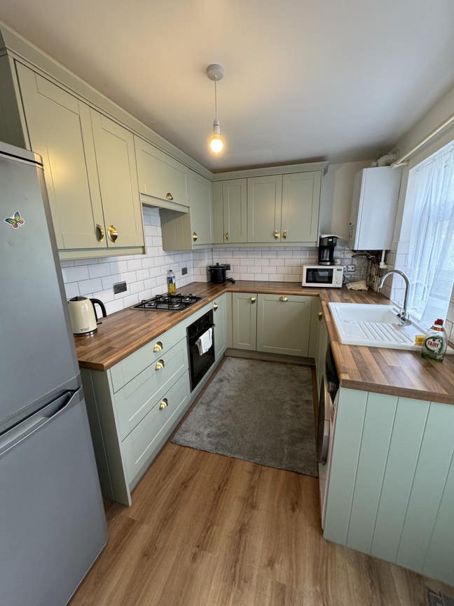 Large Double Room in a Recently Renovated House Main Photo