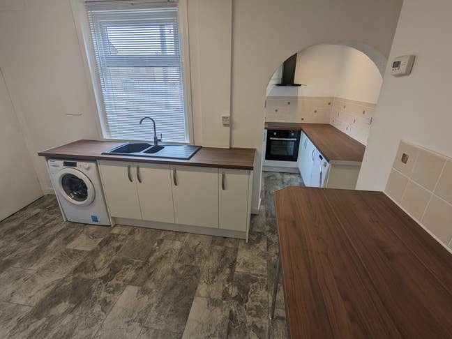 Studio room - All bills included! Main Photo