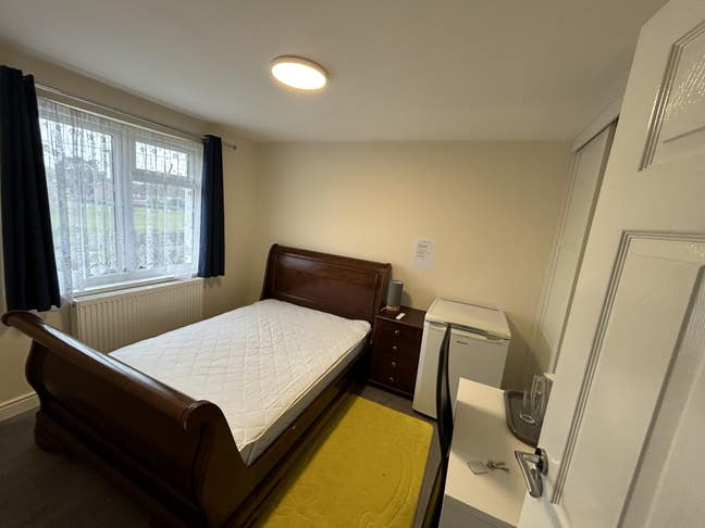 Double Bed room available for single person  Main Photo