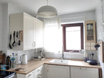 Spacious and bright double room available Main Photo