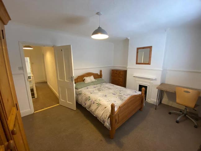 Double Room opposite Gloucester Hospital Main Photo