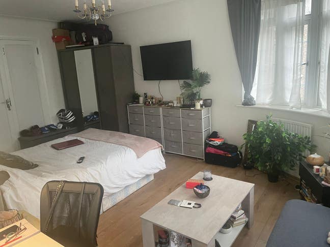 Newly Refubished Single Room  Main Photo