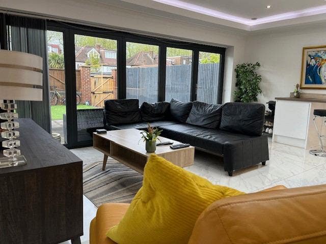 Stunning Chiswick with private parking 24E Rm3 Main Photo