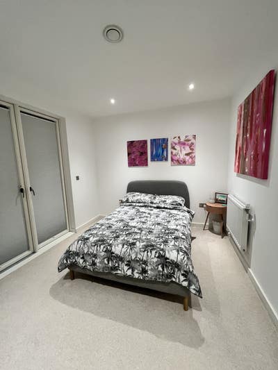 Large furnished room with own bathroom Main Photo