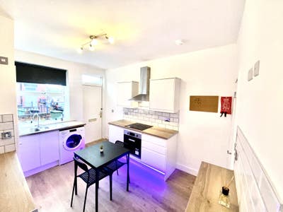  2 En Suite Rooms near Cardigan Fields! Main Photo
