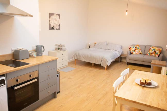 Self Contained Studio Apartment - Includes All Bil Main Photo