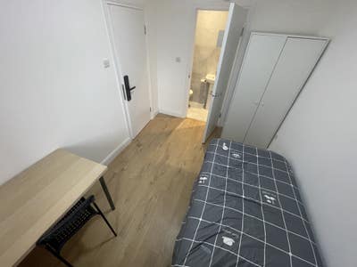 All inclusive Cosy Ensuite Single Room at Watford Main Photo