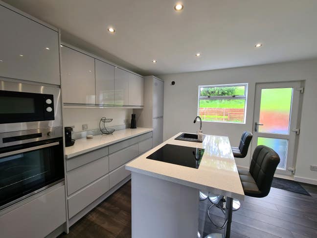 Spacious and bright double bedroom – Erskine Main Photo
