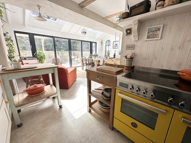 Cosy double in countryside cottage  Main Photo
