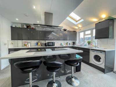 Affordable Shared House for Young Pros 🏡 Main Photo