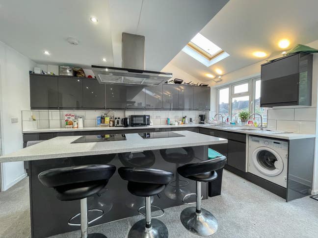 Affordable Shared House for Young Pros 🏡 Main Photo