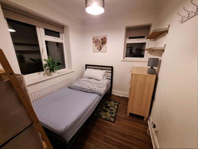Single room in female house Main Photo