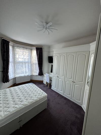 Lovely double room available, FEMALES preferred Main Photo